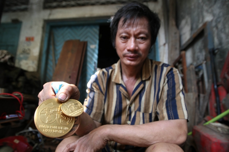 Dulu Atlet Dunia, Sekarang Tukang Las