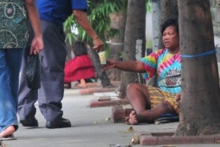 Hasil gambar untuk memberi pada pengemis