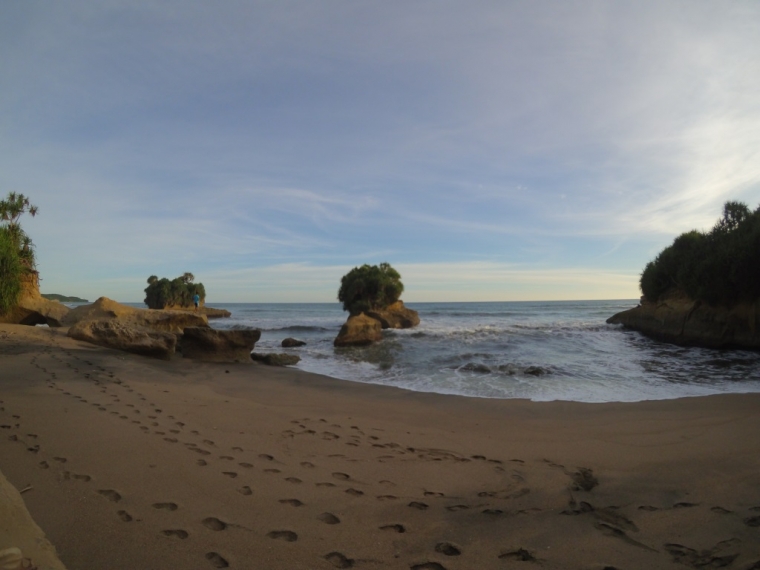 Pantai Batu Lanyam, Pesisir Eksotis Geopark Ciletuh Pantai Batu Lanyam, Pesisir Eksotis Geopark Ciletuh