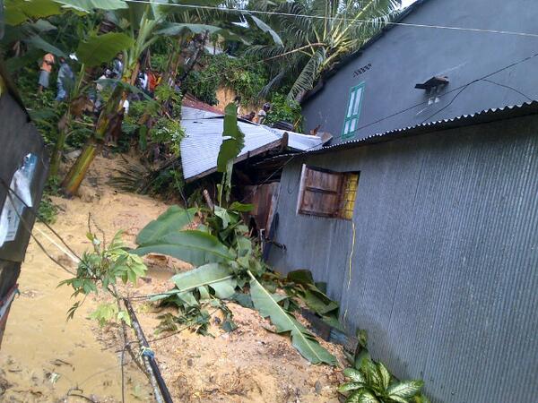 Banjir Melumpuhkan Kota Kendari Banjir Melumpuhkan Kota Kendari
