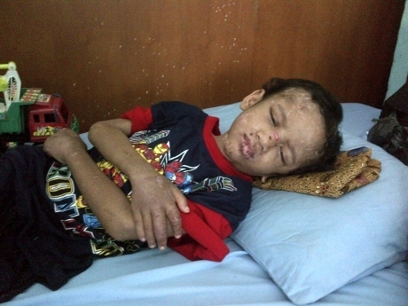 Menyedihkan !! Bocah di Aniaya dan di"Buang" Menyedihkan !! Bocah di Aniaya dan di"Buang"