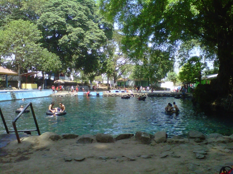 Sensasi Berenang Dengan Ikan di Pemandian Alam Banyu Biru Pasuruan ~ Catatan Traveler Kecil