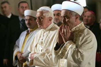 Simpang Siur Foto Paus Benecditus XVI Sedang Sholat Simpang Siur Foto Paus Benecditus XVI Sedang Sholat