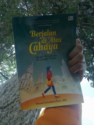 Resensi Buku "Berjalan di Atas Cahaya" (Kisah 99 Cahaya di Langit Eropa) Resensi Buku "Berjalan di Atas Cahaya" (Kisah 99 Cahaya di Langit Eropa)