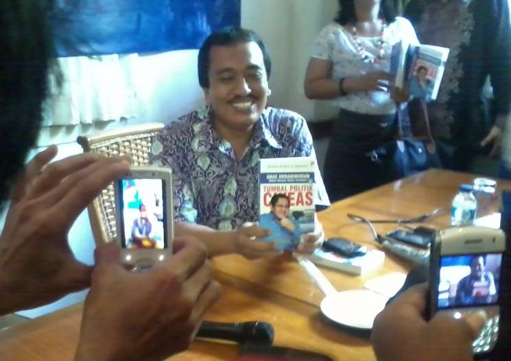 Buku Anas "Tumbal Politik Cikeas" Buku Anas "Tumbal Politik Cikeas"