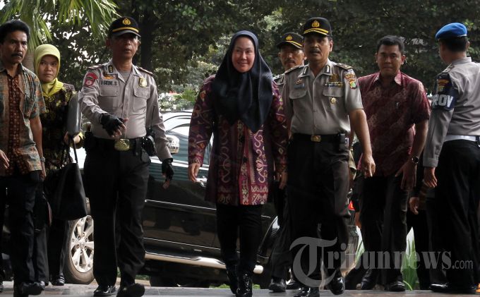 Kejanggalan Dana Hibah dan Bansos Provinsi Banten Jelang Pilgub 2011 Kejanggalan Dana Hibah dan Bansos Provinsi Banten Jelang Pilgub 2011