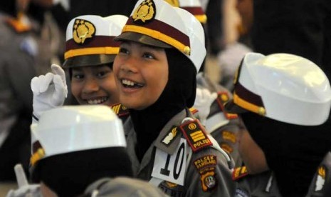 Polwan Berjilbab Tetap Cantik dan Bisa Memberikan Pelayanan Polwan Berjilbab Tetap Cantik dan Bisa Memberikan Pelayanan