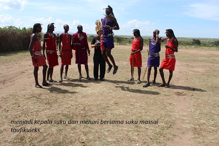 Menari dan Menjadi Kepala Suku Maasai di Kenya Menari dan Menjadi Kepala Suku Maasai di Kenya