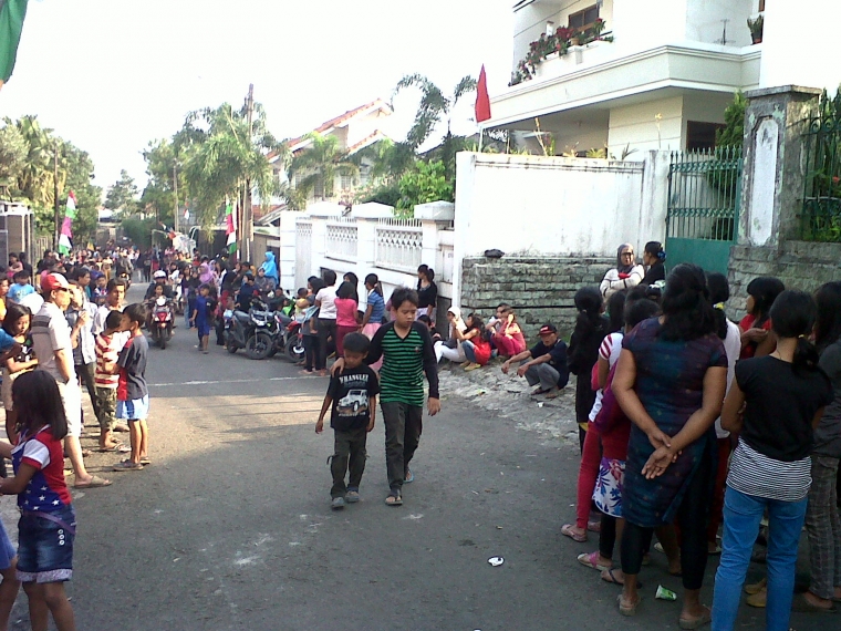 Karena Dipadati Warga, Rekonstruksi Pembunuhan Siska Batal Karena Dipadati Warga, Rekonstruksi Pembunuhan Siska Batal