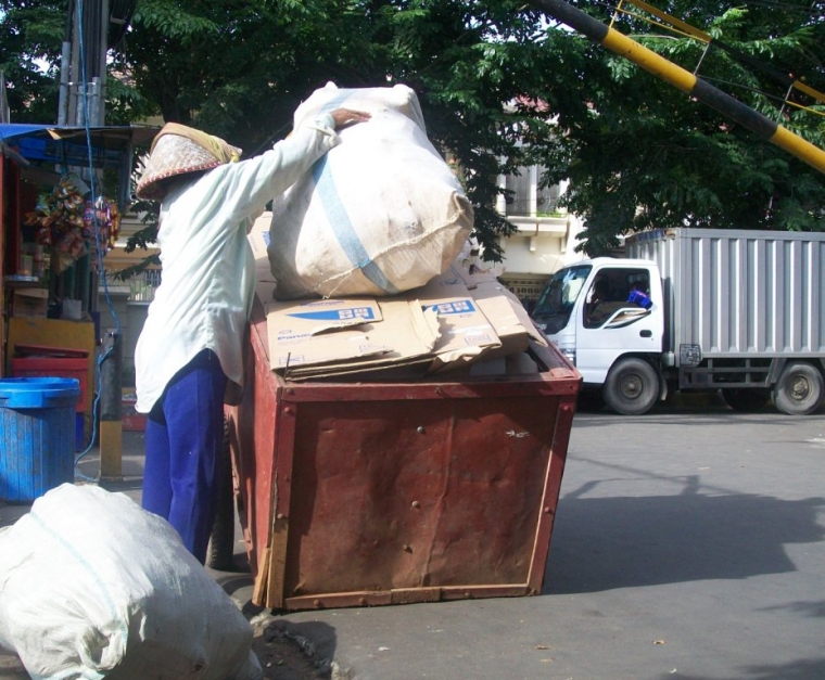 Efek Penyesuaian Harga BBM, Masyarakat Menjadi Pengemis Efek Penyesuaian Harga BBM, Masyarakat Menjadi Pengemis