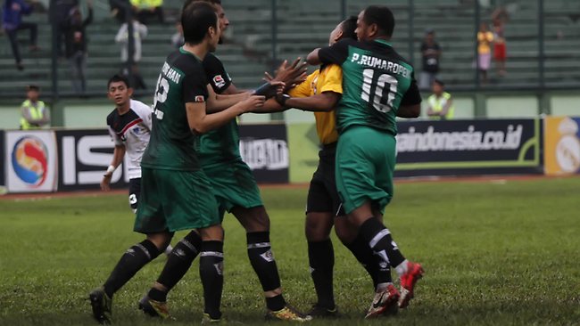 Aksi Rumaropen dan Arti Sebuah Kejujuran dalam Sepakbola Indonesia. Aksi Rumaropen dan Arti Sebuah Kejujuran dalam Sepakbola Indonesia.