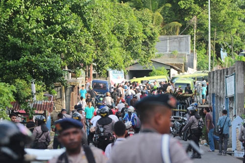 Konsentrasi Massa di Batu Gantong, Ambon Konsentrasi Massa di Batu Gantong, Ambon