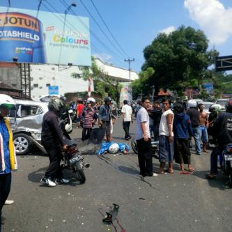 Kecelakaan Beruntun dalam Hari Jadi Kota Semarang Kecelakaan Beruntun dalam Hari Jadi Kota Semarang