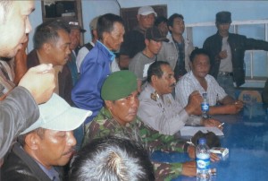 Warga Desa Pelang Lakukan Audensi Menuntut Kejelasan di PT Limpah Sejahtera Warga Desa Pelang Lakukan Audensi Menuntut Kejelasan di PT Limpah Sejahtera
