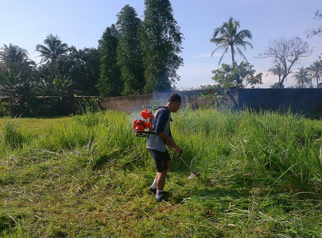 Gotong-royong Menyiapkan TPS Pilkades di Cipeucang, Cileungsi. Gotong-royong Menyiapkan TPS Pilkades di Cipeucang, Cileungsi.