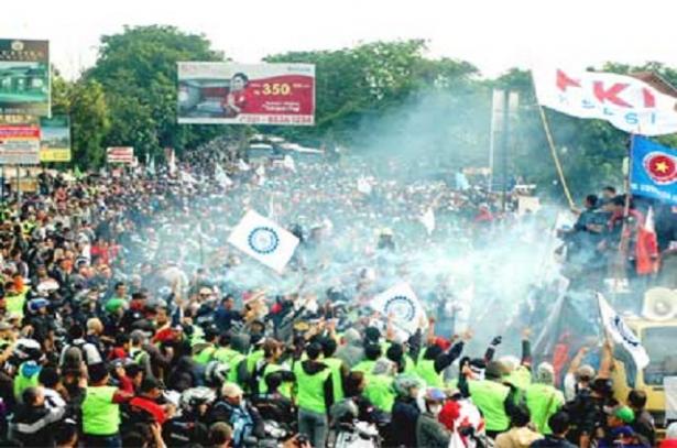 Demo Buruh: Siapa yang Untung dan Siapa yang Buntung? Demo Buruh: Siapa yang Untung dan Siapa yang Buntung?
