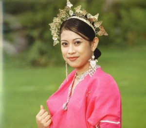 Baju Bodo dalam Pesta Adat Bugis Makassar Baju Bodo dalam Pesta Adat Bugis Makassar
