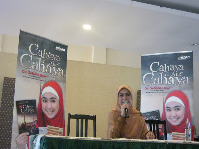 "Cahaya di Atas Cahaya," Buku ke 3 Oki Setiana Dewi "Cahaya di Atas Cahaya," Buku ke 3 Oki Setiana Dewi