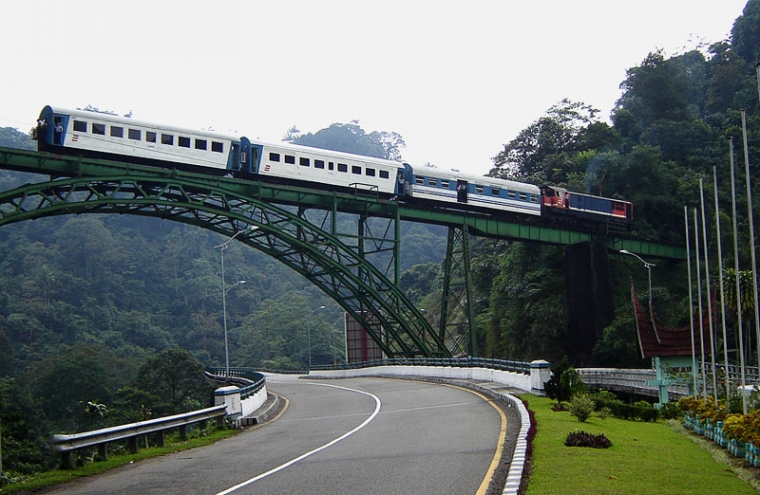 Berwisata ke Ranah Minang Berwisata ke Ranah Minang