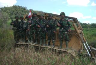 Yonif Linud 305 Kostrad Tangkap Alat Berat Malaysia di Kalbar. Perlukah Bukti Demi Bukti? Yonif Linud 305 Kostrad Tangkap Alat Berat Malaysia di Kalbar. Perlukah Bukti Demi Bukti?