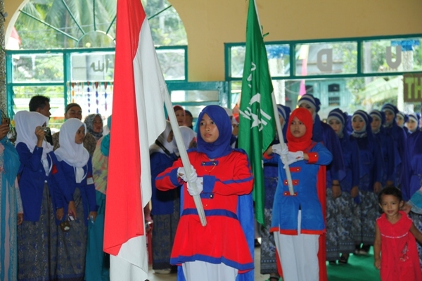 Tradisi Wisuda "Tiga Bahasa" dalam Ponpes Putri IMMIM Tradisi Wisuda "Tiga Bahasa" dalam Ponpes Putri IMMIM
