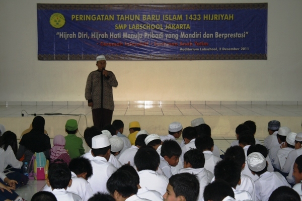 Mengapa Kita Tak Bangga Dengan Bahasa Indonesia? Mengapa Kita Tak Bangga Dengan Bahasa Indonesia?
