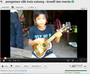Pengamen Cilik Ini Calon Penyanyi Legendaris ? Pengamen Cilik Ini Calon Penyanyi Legendaris ?