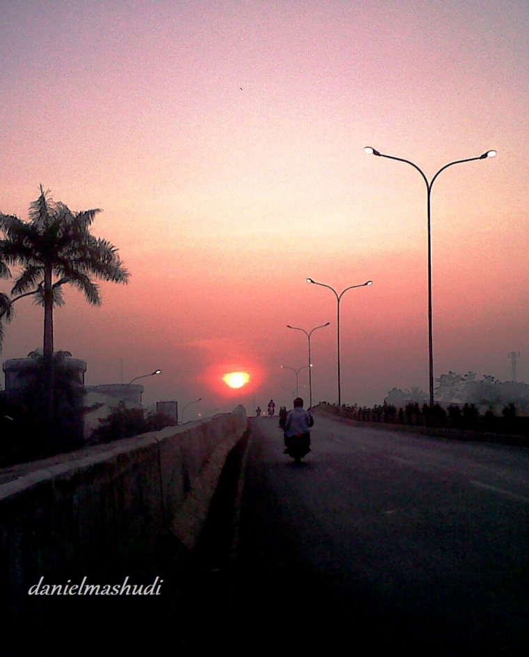Berburu Kemilau Pagi dan Senja: Dari Kota ke Desa. Dari Laut ke Gunung Berburu Kemilau Pagi dan Senja: Dari Kota ke Desa. Dari Laut ke Gunung
