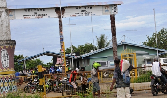 Warga Perbatasan Tutup Jalan ke Papua Nugini Warga Perbatasan Tutup Jalan ke Papua Nugini