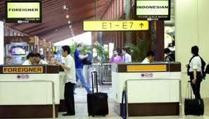 Lawan Petugas Imigrasi Korup di Bandara Soekarno-Hatta Lawan Petugas Imigrasi Korup di Bandara Soekarno-Hatta