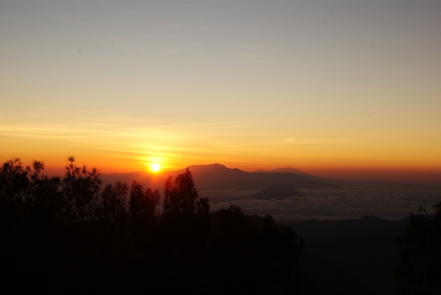Dari Timur Terbit Keyakinan, Dari Barat Terbit Harapan Dari Timur Terbit Keyakinan, Dari Barat Terbit Harapan