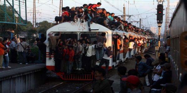 Banyak Cinta di KRL Antara Stasiun Depok-Kota Banyak Cinta di KRL Antara Stasiun Depok-Kota