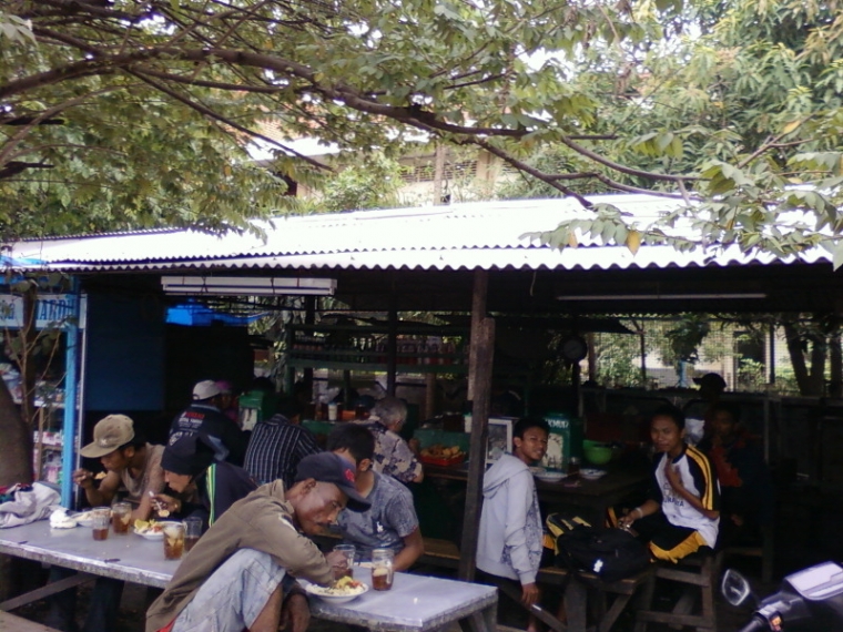 Warung Nasi Iwak Peyek Habiskan 300 Kg Beras Per Hari Warung Nasi Iwak Peyek Habiskan 300 Kg Beras Per Hari