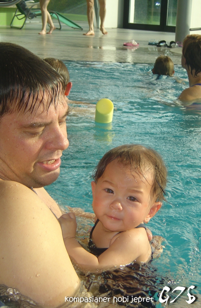Mengajak Bayi Berenang dan Pijat? Why Not? Mengajak Bayi Berenang dan Pijat? Why Not?