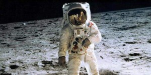 Pendaratan Amstrong di Bulan Kebohongan Amerika? Pendaratan Amstrong di Bulan Kebohongan Amerika?