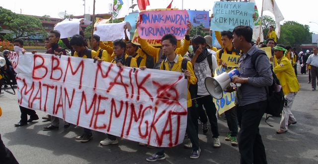 Ketika Ingin Terlihat Gagah sebagai Demonstran Ketika Ingin Terlihat Gagah sebagai Demonstran