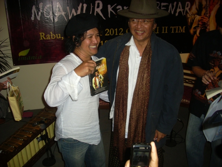 Launching buku dan Book Signing "Ngawur Karena Benar" Karya Mbah Sujiwo Tejo Launching buku dan Book Signing "Ngawur Karena Benar" Karya Mbah Sujiwo Tejo