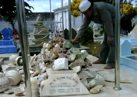 Misteri Ledakan Makam Keramat di Sumenep Misteri Ledakan Makam Keramat di Sumenep