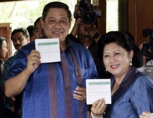 Inilah Foto Romantis Ibu Ani-SBY Saat Masih Muda Inilah Foto Romantis Ibu Ani-SBY Saat Masih Muda