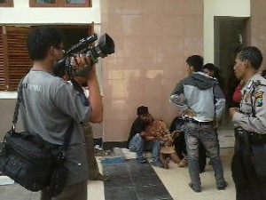 Tangis Histeris Massal di Sidang PK Pengadilan Negeri Pasuruan Tangis Histeris Massal di Sidang PK Pengadilan Negeri Pasuruan