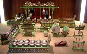 Ber-Indonesia dengan Gamelan Ber-Indonesia dengan Gamelan