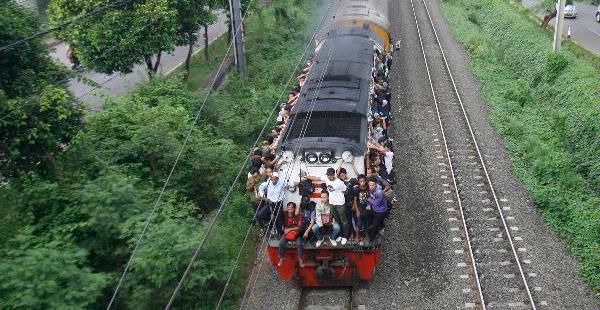 Perselingkuhan di KRL Jabodetabek Benar-benar Ada Perselingkuhan di KRL Jabodetabek Benar-benar Ada