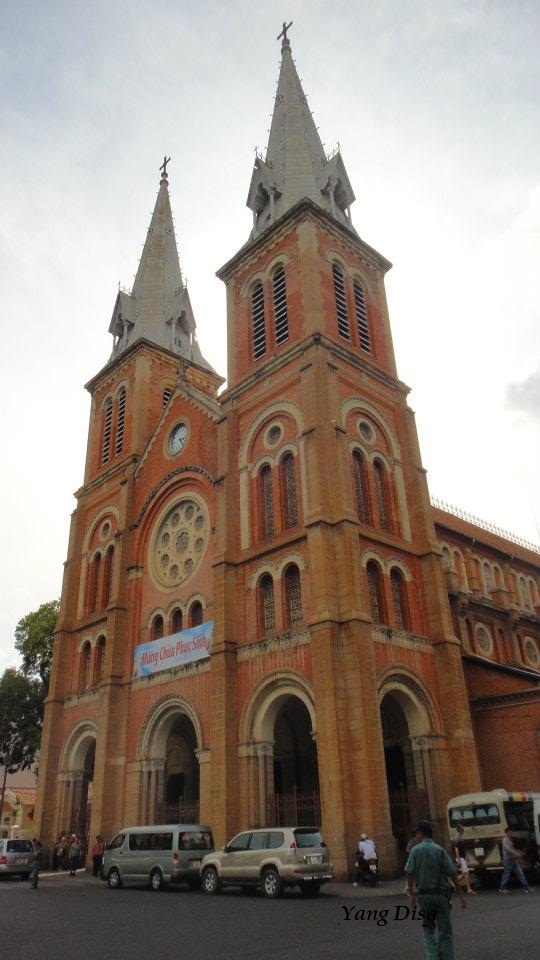 Di Ho Chi Mihn Pun Ada Katedral Notre Dame Di Ho Chi Mihn Pun Ada Katedral Notre Dame
