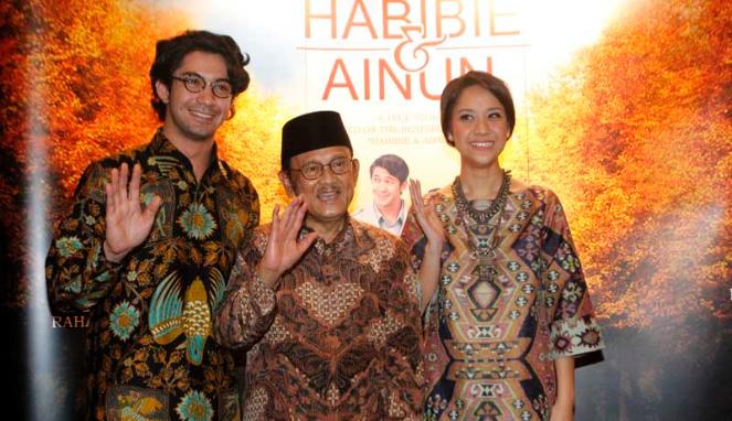 Habibie & Ainun: Bersama Menggapai Tiga Cinta Habibie & Ainun: Bersama Menggapai Tiga Cinta