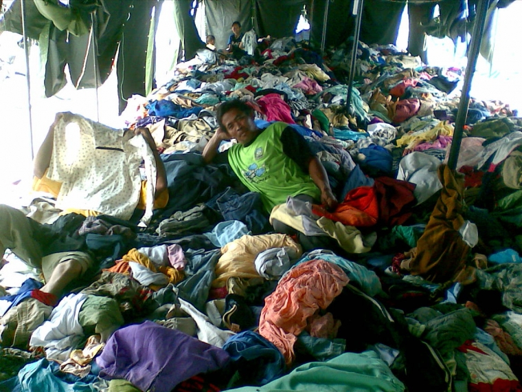 Baju Bekas Atau Tumpukan Sampah Baju? Baju Bekas Atau Tumpukan Sampah Baju?