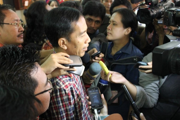 Foto Lucu Jokowi Diwawancarai Pisang Foto Lucu Jokowi Diwawancarai Pisang