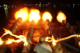 Permainan Rakyat "Meriam Karbit" Meriahkan Malam Takbiran di Pontianak Permainan Rakyat "Meriam Karbit" Meriahkan Malam Takbiran di Pontianak