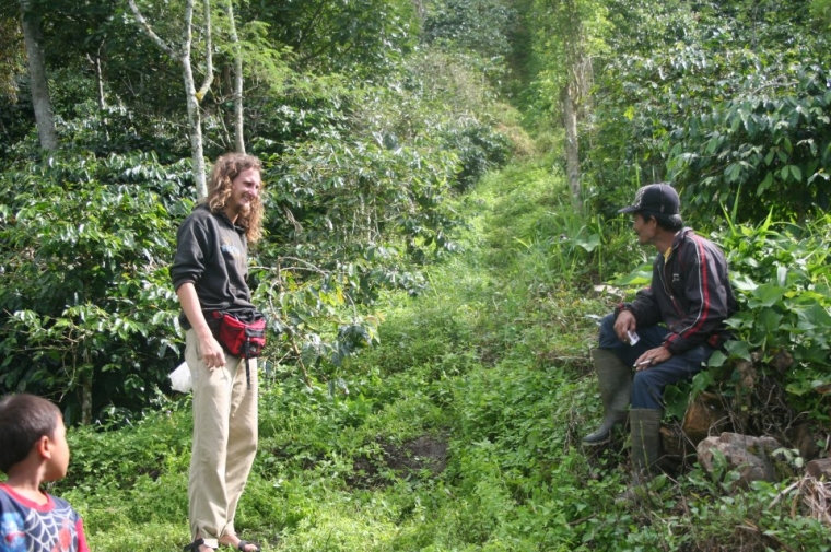 Bule Eropa Minati Kebun Kopi Sebagai Obyek Wisata Bule Eropa Minati Kebun Kopi Sebagai Obyek Wisata
