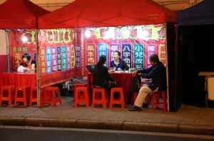 Mengintip Tukang Ramal di HK Mengintip Tukang Ramal di HK