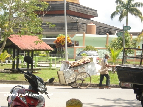 Mbah Kakung, Laki-Laki Perkasa yang Masih Kuat Memulung Mbah Kakung, Laki-Laki Perkasa yang Masih Kuat Memulung